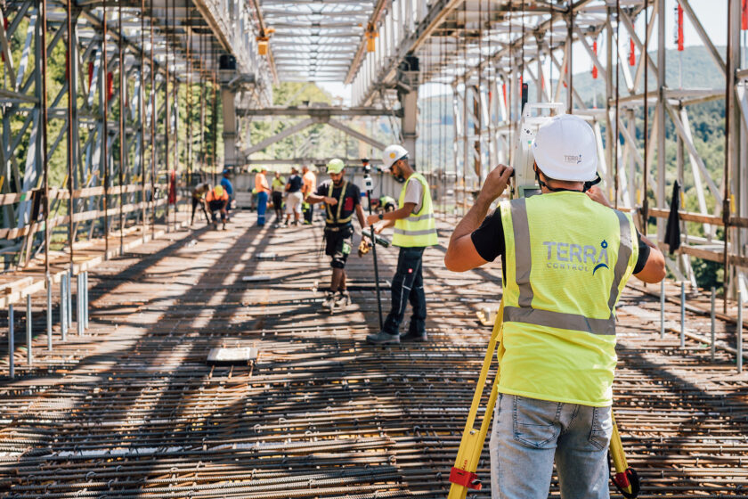 Jedinečný projekt najdlhšej mostnej estakády v SR na úseku R2 Kriváň – Mýtna