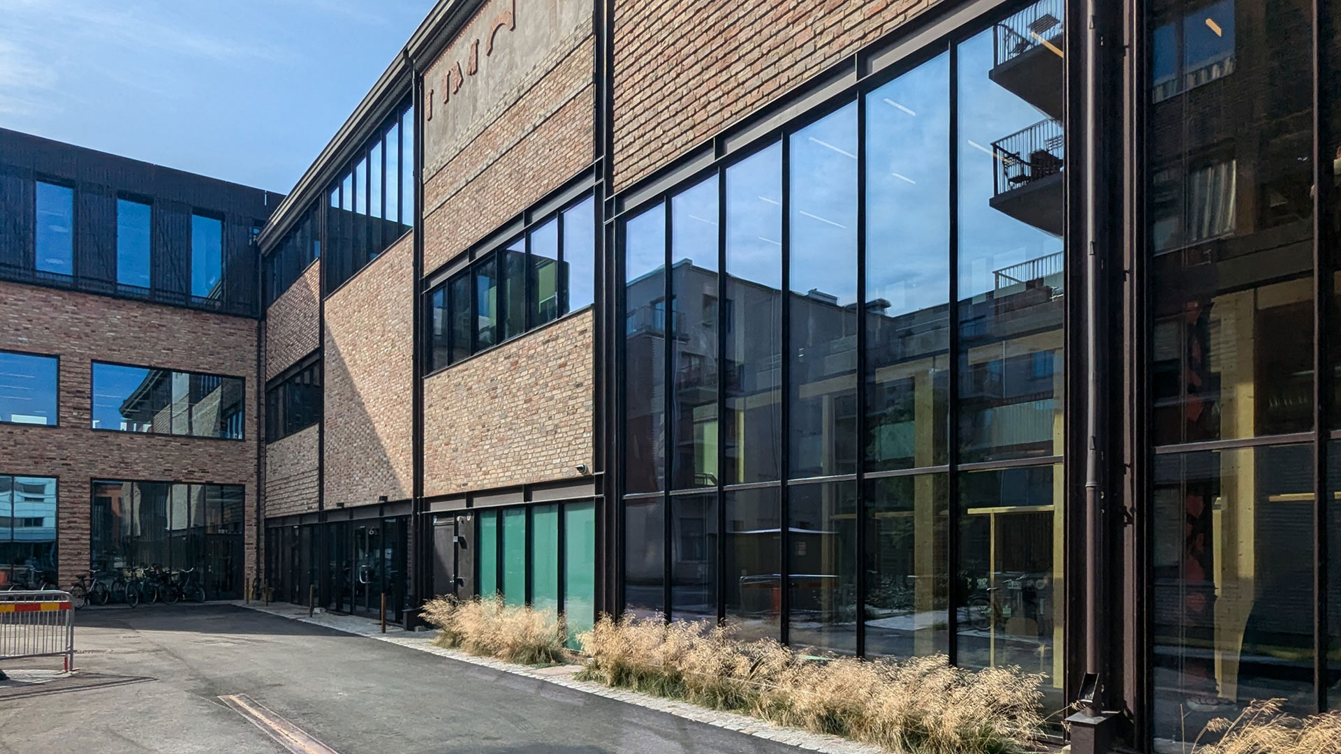 Charakteristická ruina budovy dostala nový život a rozpráva mnohostranný príbeh o rôznych epochách prístavného prostredia.