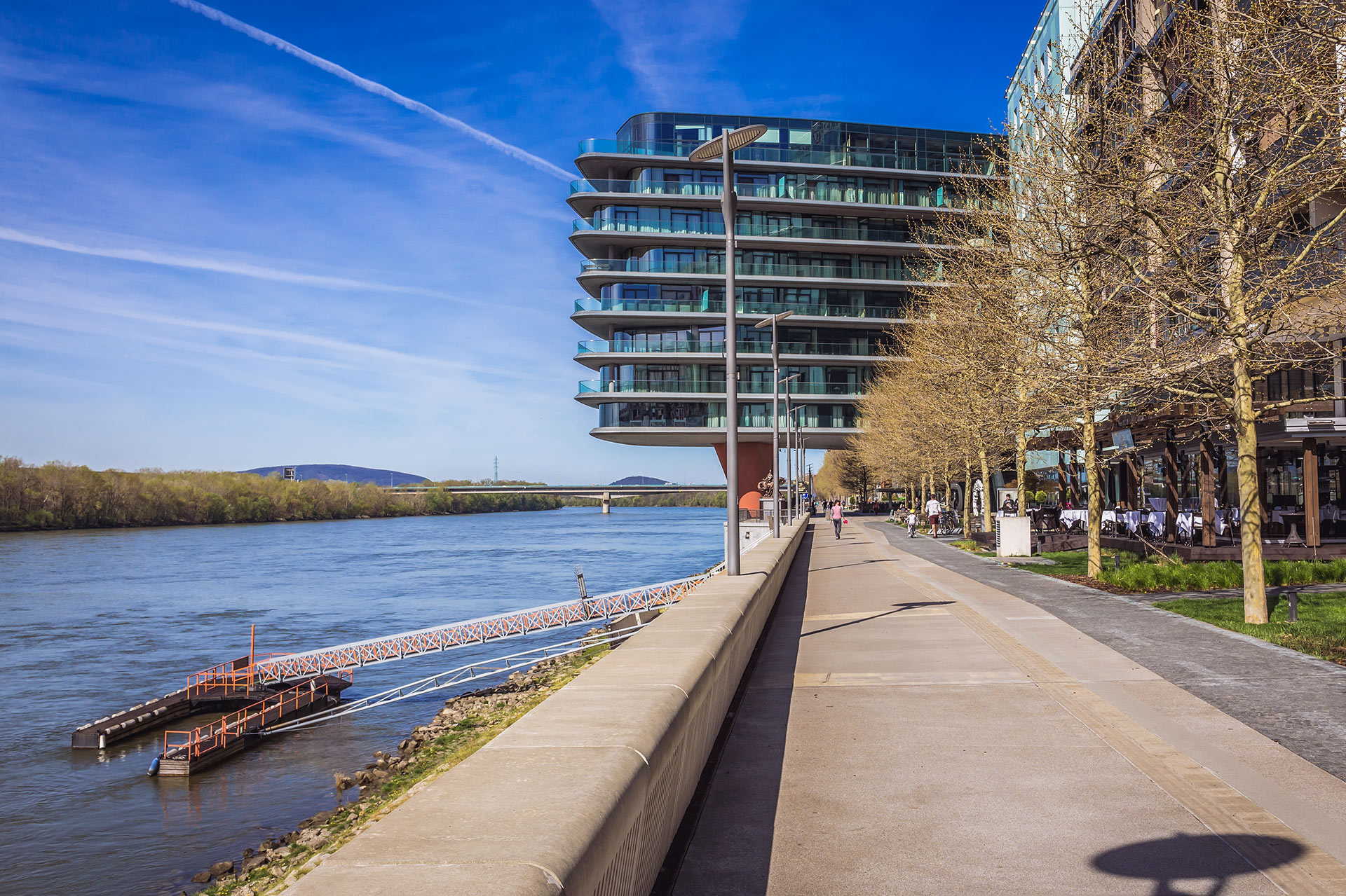 Na projekte River Park vidí Gero ako pozitívne zastrešenie nábrežia budovou, ktoré vytvára vľúdny priestor.