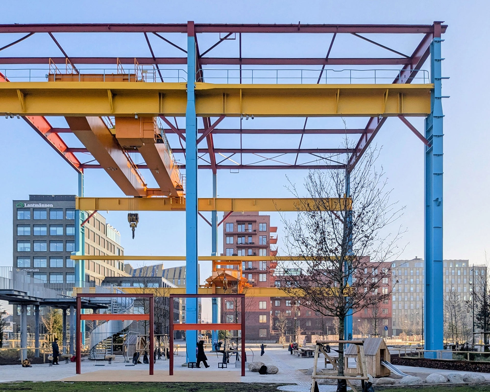 Oblasť, kedysi domov lodenice Kockums v Malmö, sa teraz znovuzrodila ako Varvsstaden. V jeho srdci leží Solhöjdsparken – nový zelený priestor s recyklovanou oceľou z lodenice, kvitnúcimi stromami a priestorom na hranie, relax ale i prácu. 