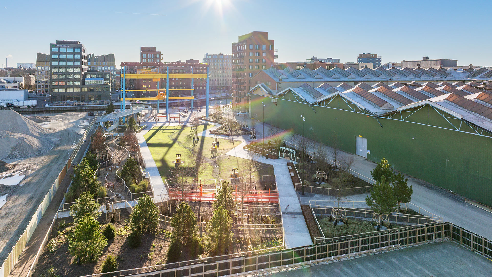 Oblasť, kedysi domov lodenice Kockums v Malmö, sa teraz znovuzrodila ako Varvsstaden. V jeho srdci leží Solhöjdsparken – nový zelený priestor s recyklovanou oceľou z lodenice, kvitnúcimi stromami a priestorom na hranie, relax ale i prácu. 