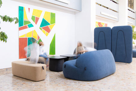 Sedacie vaky v školskom priestore podporujú oddych a neformálne učenie