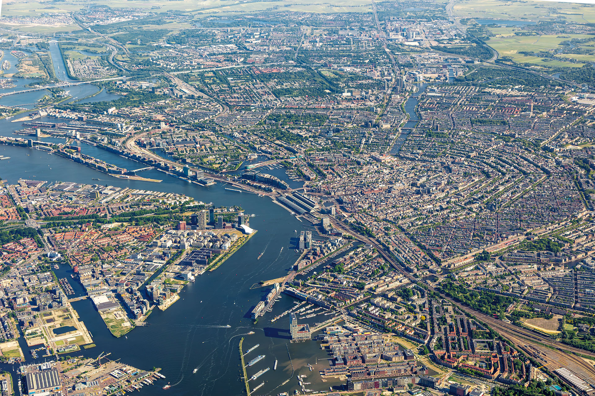 V dôsledku nedostatku voľných pozemkov v Amsterdame sa prestavba opustených priemyselných lokalít stáva strategickým nástrojom rozvoja. 