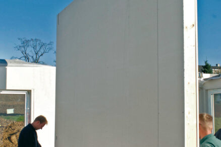 Montáž prefabrikovaného panelu drevostavby na stavbe