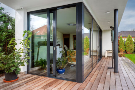 Rohové presklenie s hliníkovými rámami v modernej rodinnej vile