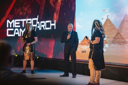 Hosťom vlaňajšieho ročníka bol egyptský veľvyslanec na Slovensku A. A. Kamel. Na snímke v spoločnosti hlavných organizátorov konferencie – Jána Michlíka zo spoločnosti Phillip a.s. a Igora Staneka z CHASTIE.