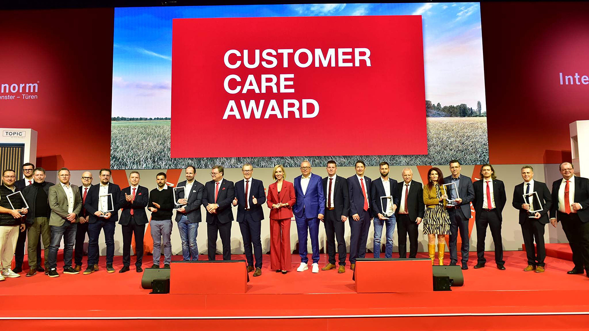 Európska značka okien číslo jeden sa obzerá späť na 95 rokov
úspešnej histórie. Viditeľným symbolom tohto záväzku ku kvalite
je Customer Care Award, založené v roku 2005, ktoré na
základe spätnej väzby od zákazníkov oceňuje vynikajúce
výkony obchodných partnerov.