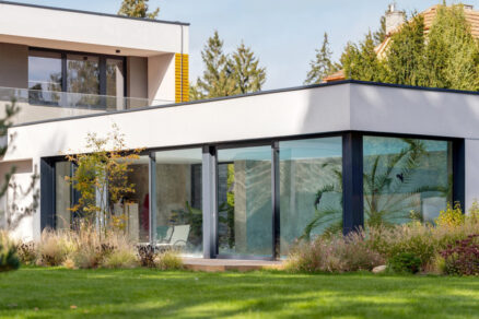 Moderný dom s veľkoformátovými rohovými oknami a minimalistickou fasádou