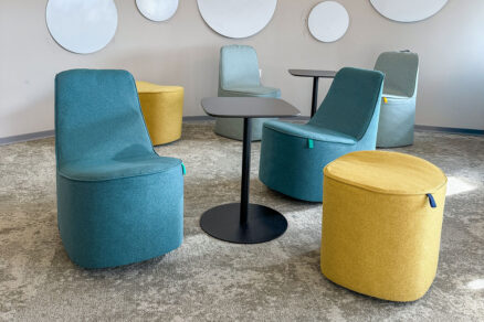 Relaxačná zóna so sedacími vakmi a akustickými prvkami