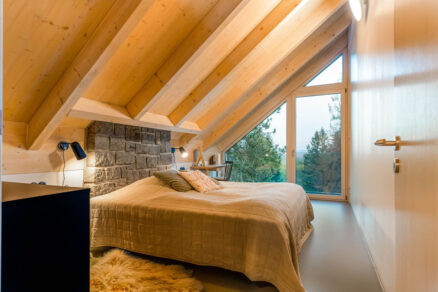 Podkrovná izba s atypickým šikmým oknom prispôsobeným streche