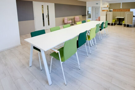 Zborovňa so spoločným stolom a flexibilným sedením