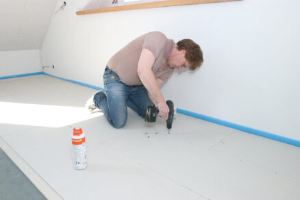 Pokládka podlahových dosiek v interiéri drevostavby