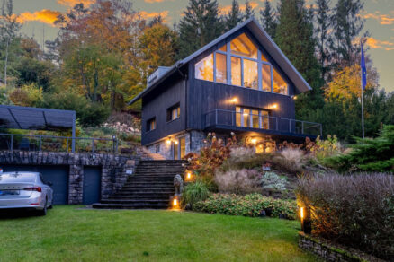 Rodinný dom s veľkým presklením štítovej steny a atypickými oknami