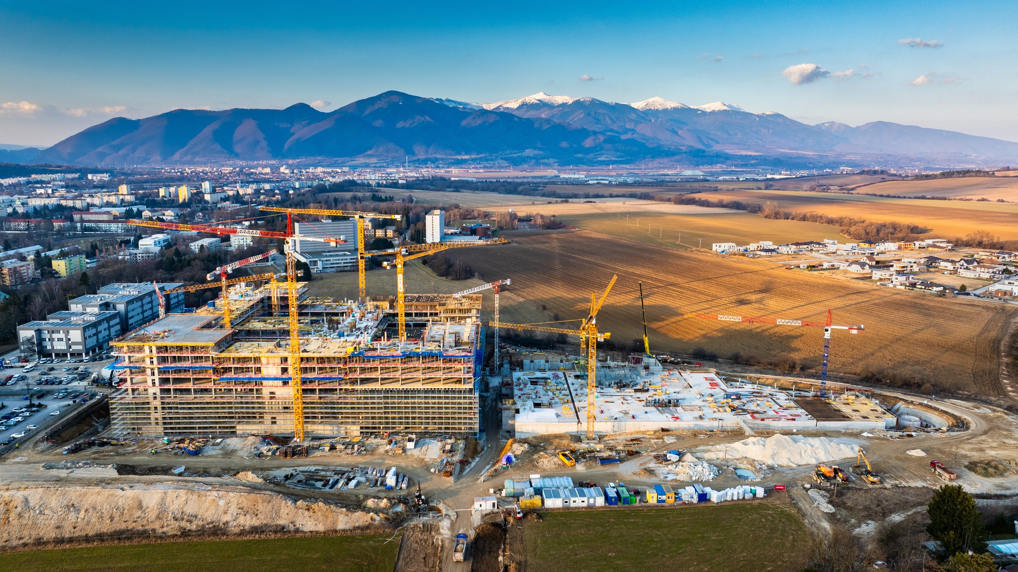 Výstavba nemocnice v Martine dosiahla dôležitý míľnik, bola zabetónovaní stropnú dosku najvyššieho siedmeho nadzemného podlažia, t.j. strechu nemocnice.