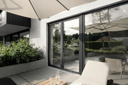 Kompozitné balkónové dvere umožňujú plynulé prepojenie interiéru s exteriérom a zároveň zachovávajú vysoké tepelnoizolačné parametre.