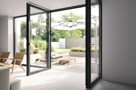 Veľkoformátové balkónové dvere s kompozitným okenným systémom