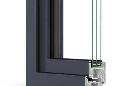 Detail rezu kompozitného okenného profilu s izolačným trojsklom