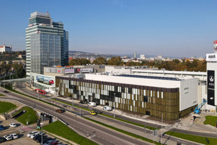 expanzia Auparku Bratislava s novou zelenou fasádou prístavby