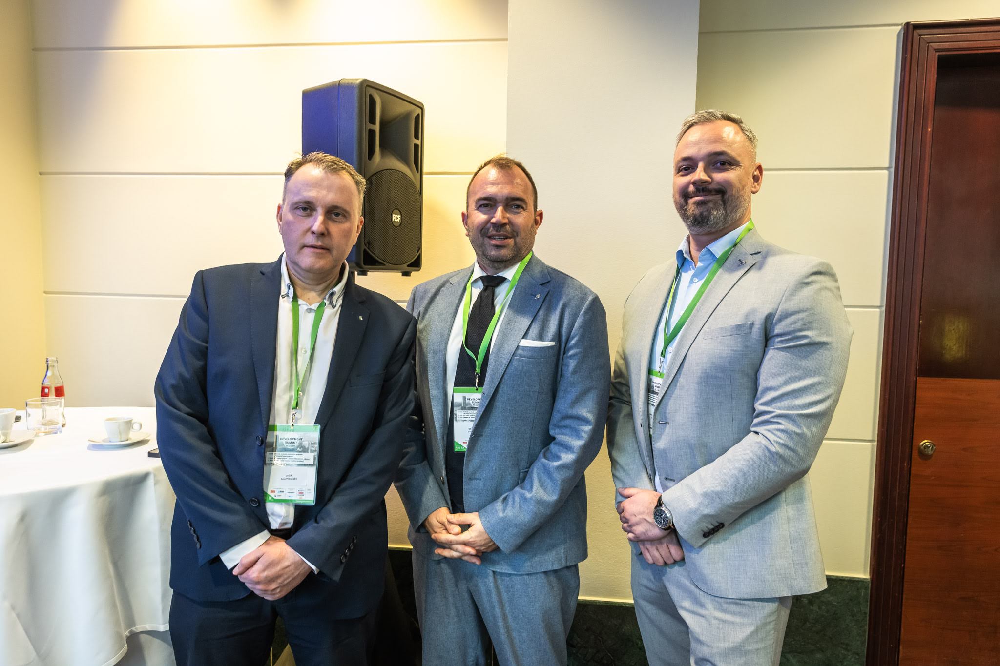 Zľava: Juraj Vilkovský, JAGA; Andrej Rozvadský a Jozef Daňo, OBO Bettermann