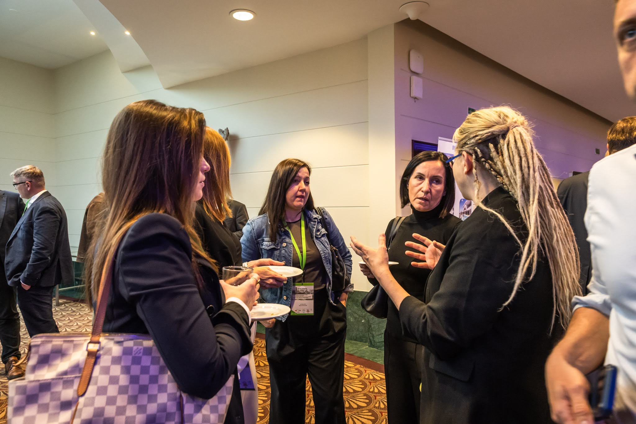 Šéfredaktorka ASB Denisa Kureková (úplne vpravo) so zástupkyňami developera CZ Slovakia.