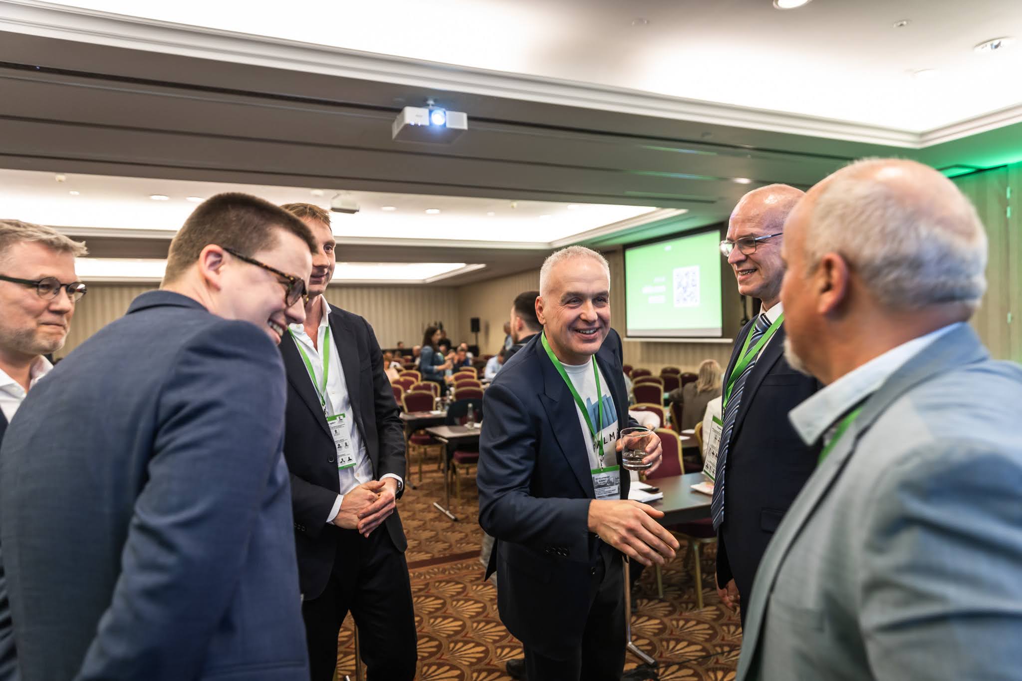 Zľava: Patrik Golský, YIT; Michal Rehák, Penta Real Estate; Ján Krnáč, Cresco Real Estate; Marián Hlavačka, Corwin; Juraj Suchánek, IUR; Martin Šimurda, Bencont Group