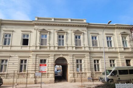 Z bývalého obytného domu na Farskej ulici v Nitre bude po komplexnej rekonštrukcii moderná pobočka poisťovne.