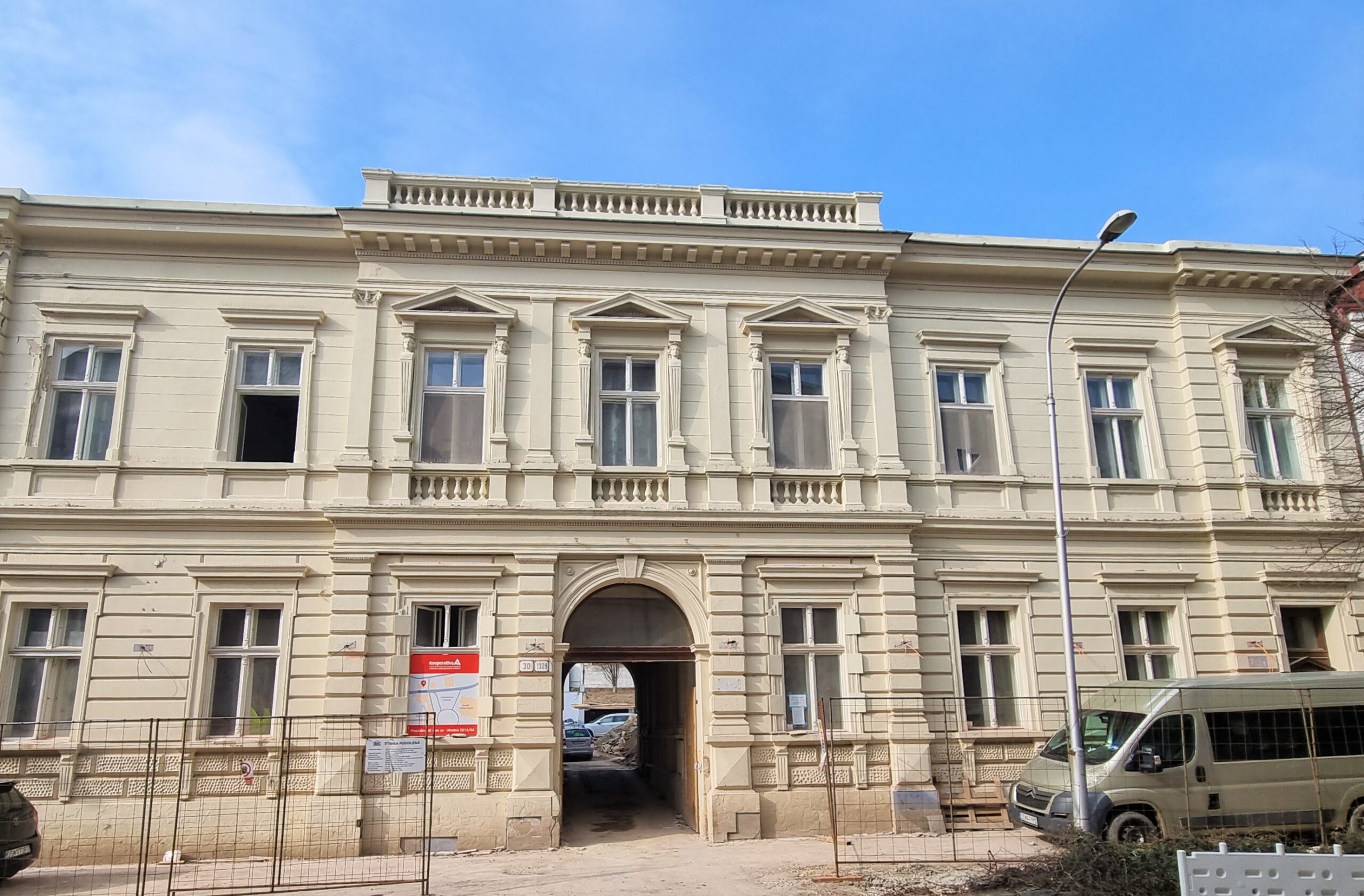 Z bývalého obytného domu na Farskej ulici v Nitre bude po komplexnej rekonštrukcii moderná pobočka poisťovne.