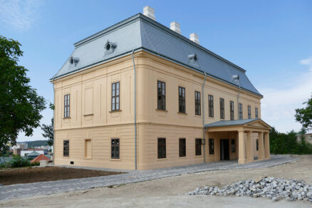 obnovený historický palác v Nitre s titánzinkovou strechou