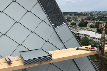 detail pokládky titánzinkovej šablónovej krytiny na streche paláca