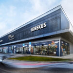 Obchodný dom v Považskej Bystrici s presklenou fasádou a parkovaním pred objektom