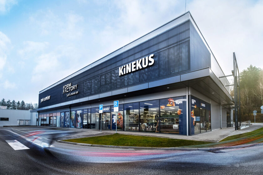 Obchodný dom v Považskej Bystrici s presklenou fasádou a parkovaním pred objektom