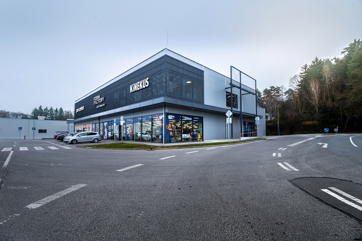 Obchodný dom Považská Bystrica 2 Nový obchodný dom v Považskej Bystrici s parkovacími miestami a napojením na komunikáciu