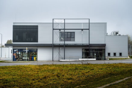 Bočný pohľad na obchodný dom v Považskej Bystrici s oceľovou konštrukciou vstupu