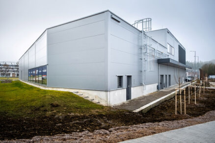 Technické zázemie obchodného domu so sendvičovou fasádou a zásobovacím vstupom