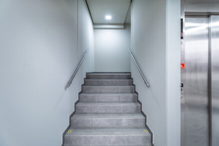 Interiér obchodného domu v Považskej Bystrici – schodisko a výťah pre návštevníkov