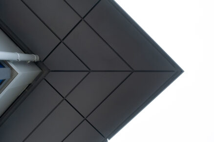 Detail kovovej fasády a podhľadu obchodného domu v Považskej Bystrici