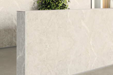 Veľkoformátový obklad na recepčnom pulte s čistými hranami a detailmi