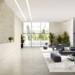 Moderný interiér s veľkoformátovým obkladom a minimalistickým dizajnom