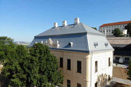Veľprepoštský palác v Nitre po obnove s manzardovou strechou