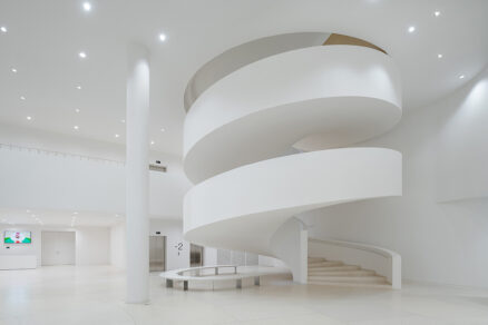 Moderný interiér s točitým schodiskom z bieleho architektonického betónu