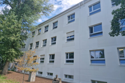 Screenové rolety na oknách modernej budovy zabezpečujú ochranu interiéru pred prehrievaním