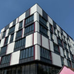 Administratívna budova s veľkými presklenými plochami a modernými okennými systémami