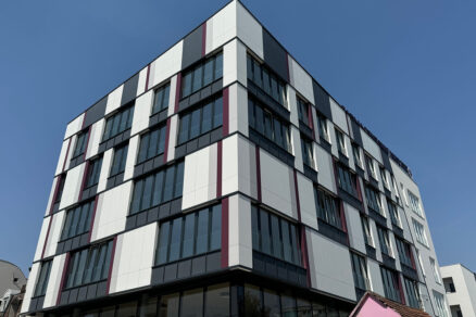 Administratívna budova s veľkými presklenými plochami a modernými okennými systémami