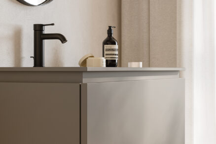 Minimalistický kúpeľňový nábytok s matnou skrinkou a čiernou batériou
