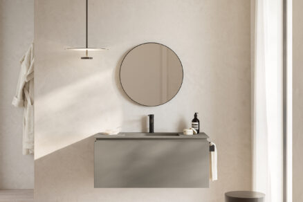 Moderný kúpeľňový nábytok s okrúhlym zrkadlom a zavesenou skrinkou