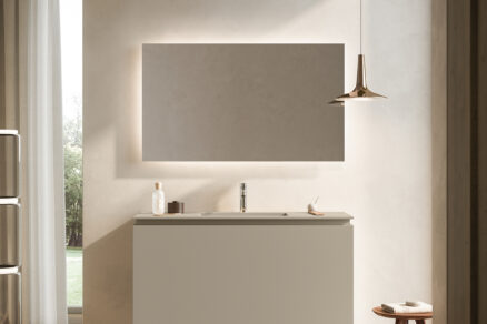 Moderný kúpeľňový nábytok s integrovaným umývadlom a zrkadlom
