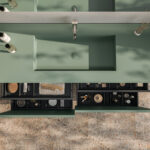 Detail zásuviek kúpeľňového nábytku s organizérmi na kozmetiku