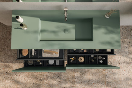 Detail zásuviek kúpeľňového nábytku s organizérmi na kozmetiku