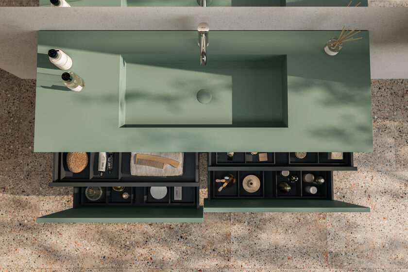 Detail zásuviek kúpeľňového nábytku s organizérmi na kozmetiku