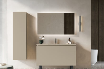 Minimalistický kúpeľňový nábytok s umývadlom a podsvieteným zrkadlom